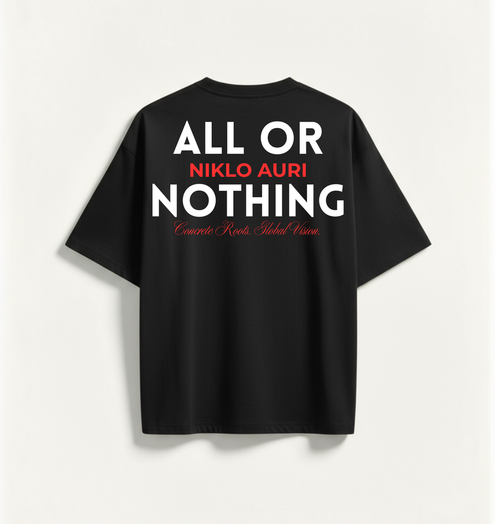 „Niklo Auri ALL OR NOTHING Tee in Schwarz – großer Weiß-Rot Backprint.“