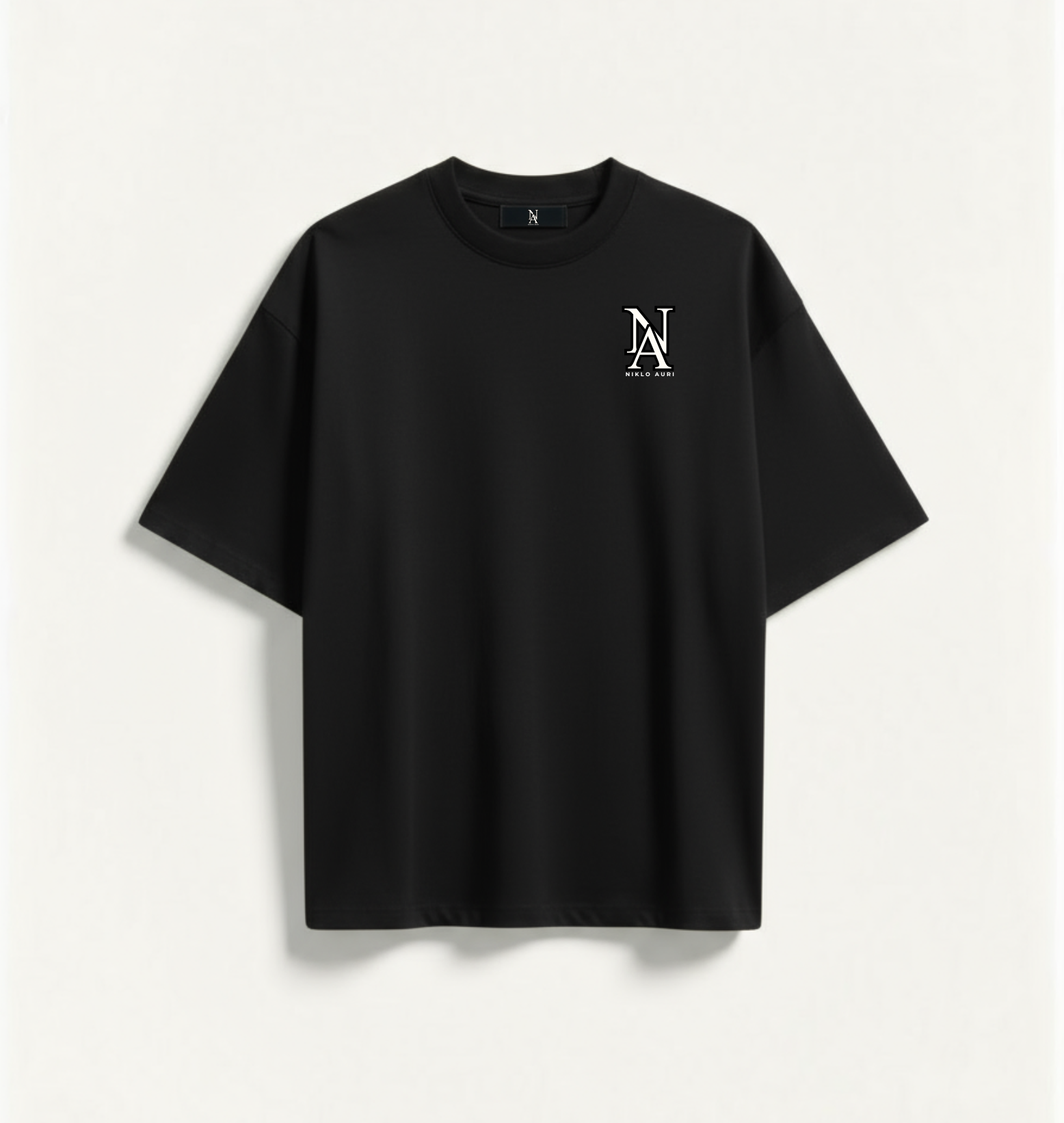 „Schwarzes Niklo Auri Tee mit NA Monogramm auf der Brust.“