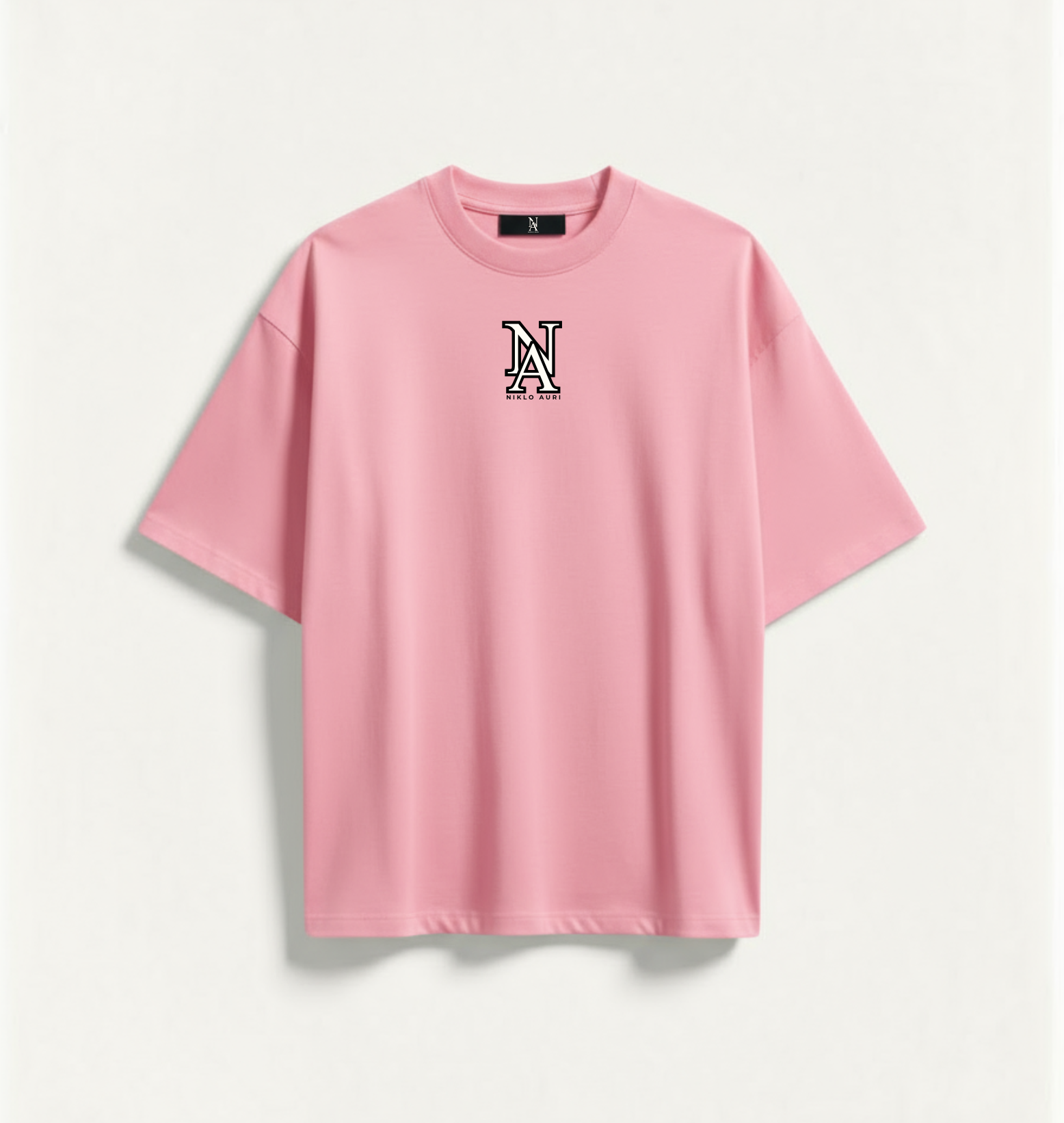 „Pink Oversized Tee mit NA-Monogramm von Niklo Auri.“