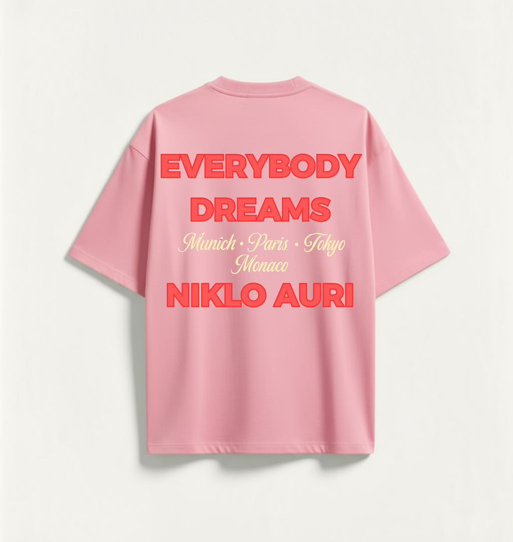 „Niklo Auri Everybody Dreams Tee Pink – roter Backprint mit Cities.“