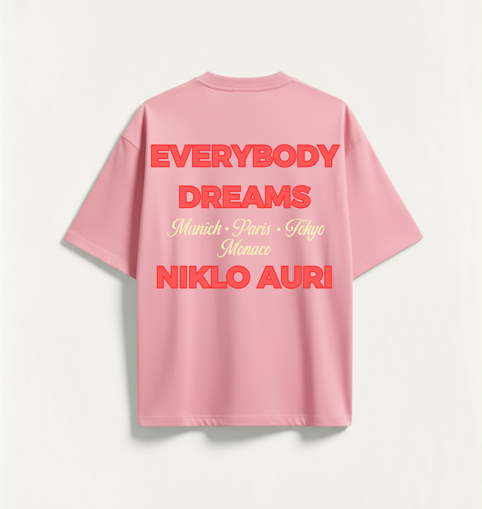 „Niklo Auri Everybody Dreams Tee Pink – roter Backprint mit Cities.“
