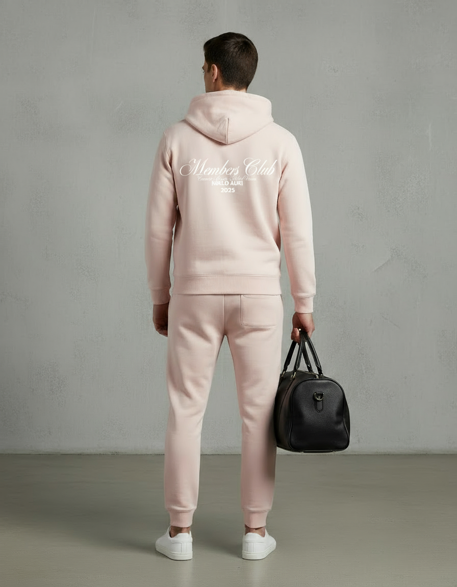 „Model zeigt den Members Club Backprint des Niklo Auri Hoodies.“