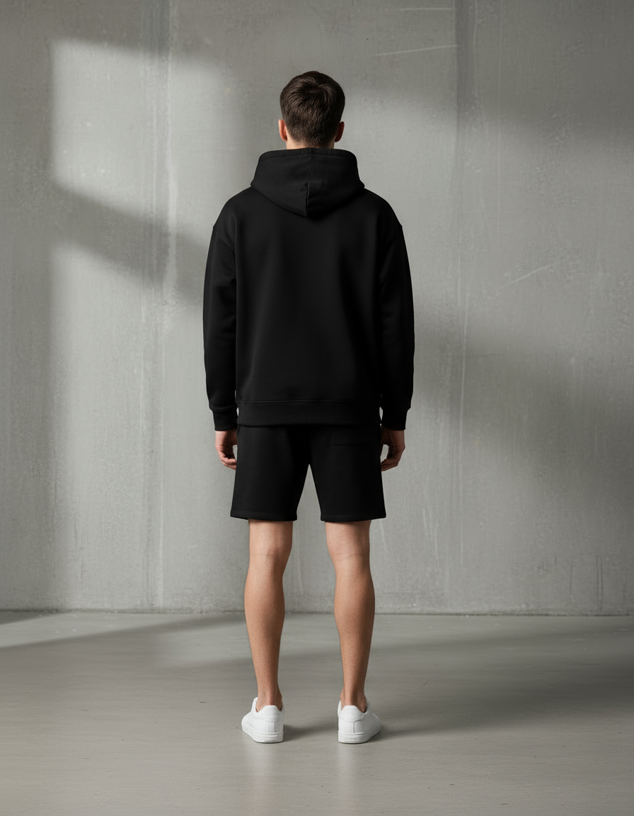 „Model zeigt Rückseite der schwarzen Niklo Auri Shorts – Members Club Edition.“