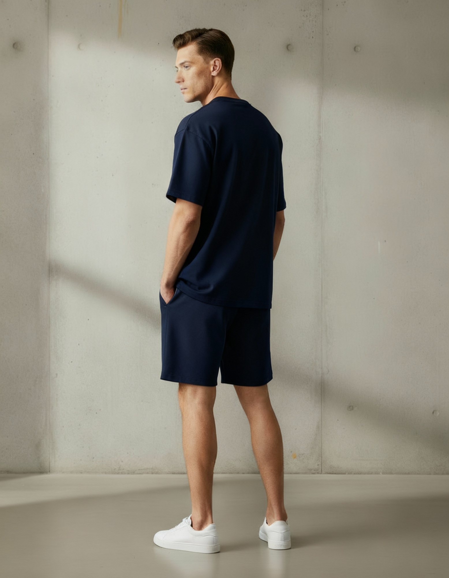 „Seitliche/rückwärtige Ansicht der Niklo Auri Navy Sweat-Shorts.“