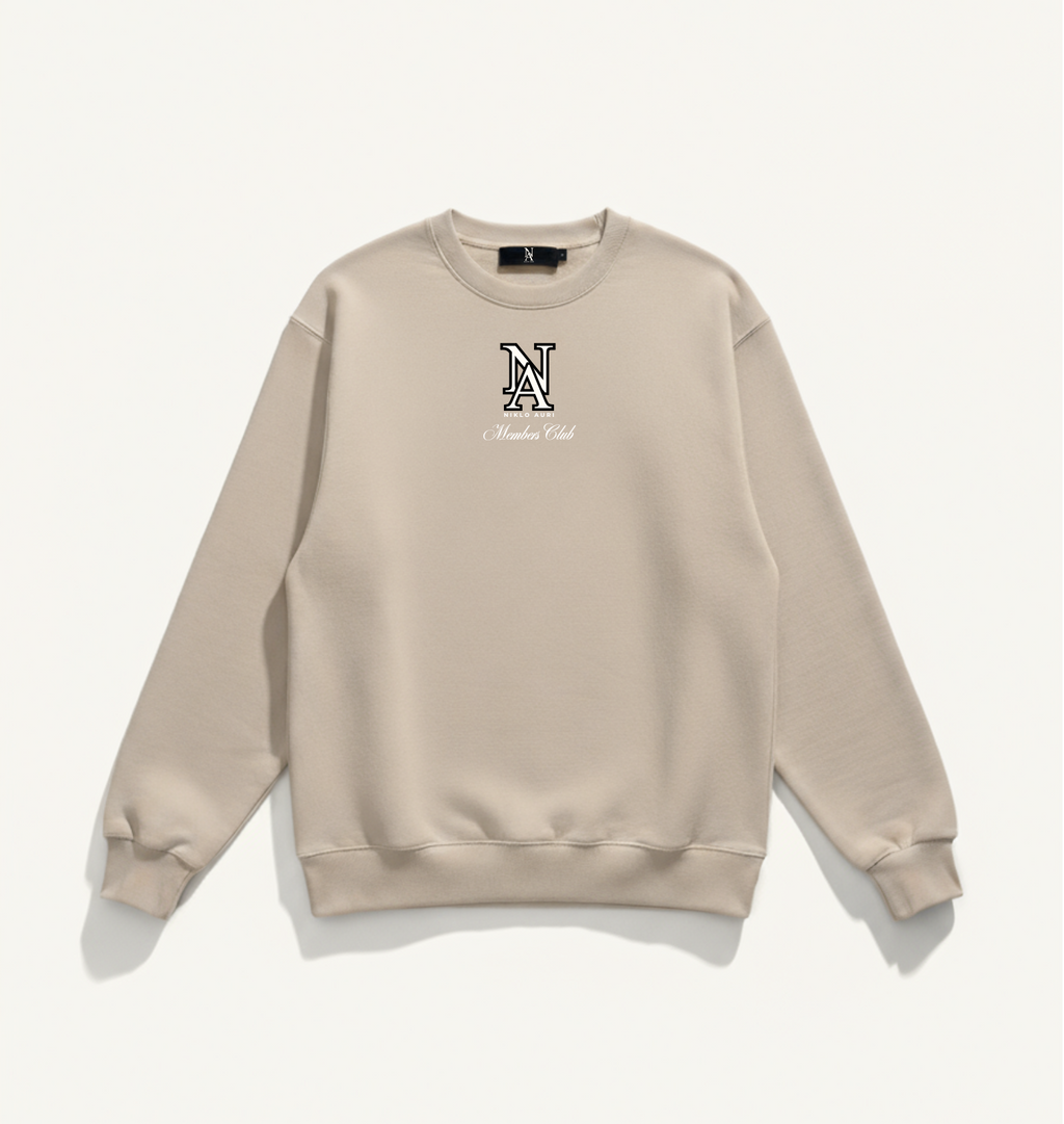 „Sandfarbener Niklo Auri Members Club Sweater mit NA-Monogramm.“