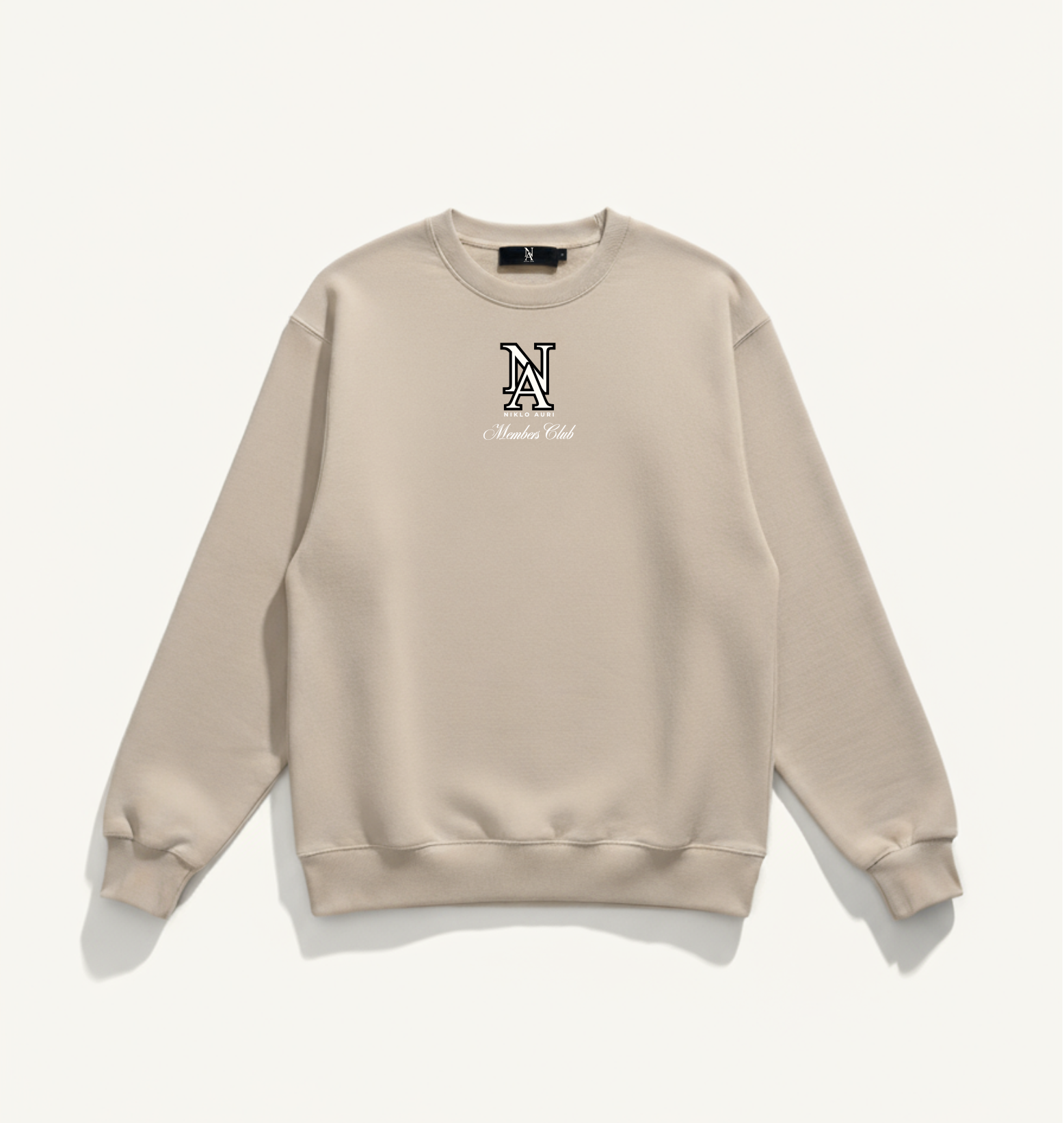 „Sandfarbener Niklo Auri Members Club Sweater mit NA-Monogramm.“