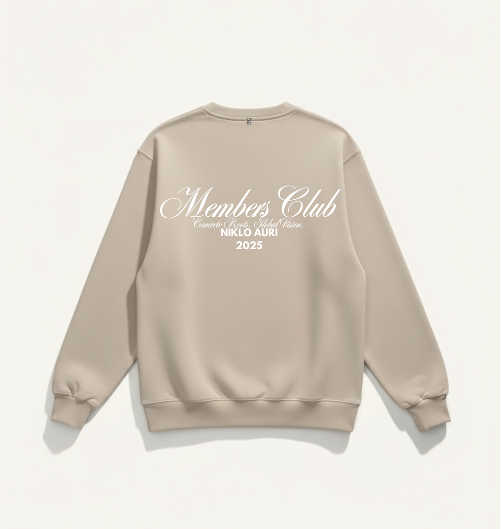 „Members Club Sweater in Sand – Script Backprint Niklo Auri 2025.“